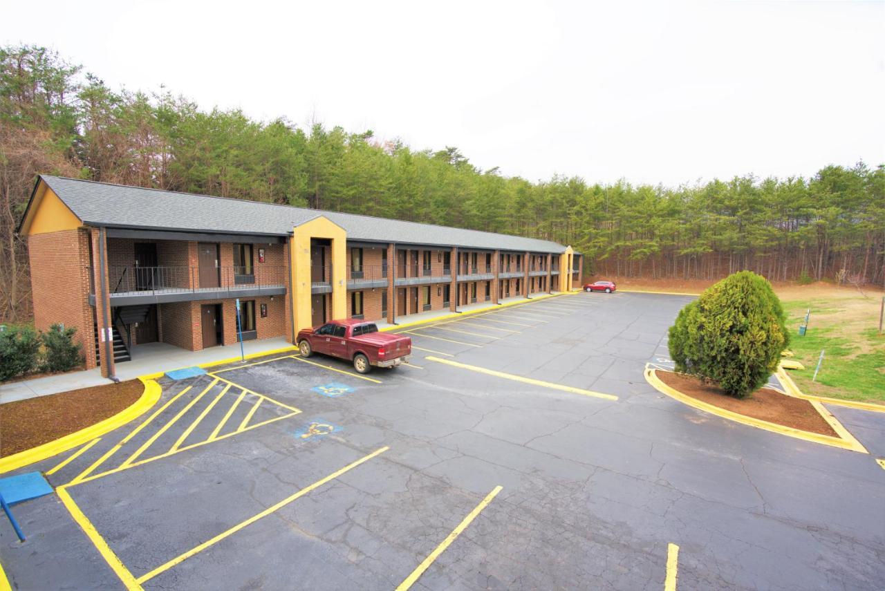 Columbus Inn And Suites Exterior foto
